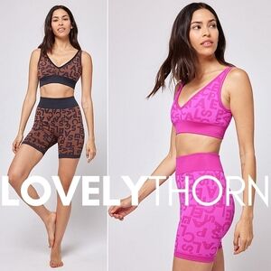 L*SPACE // seamless super soft stretch ribbed v-neck logo print sports bra top